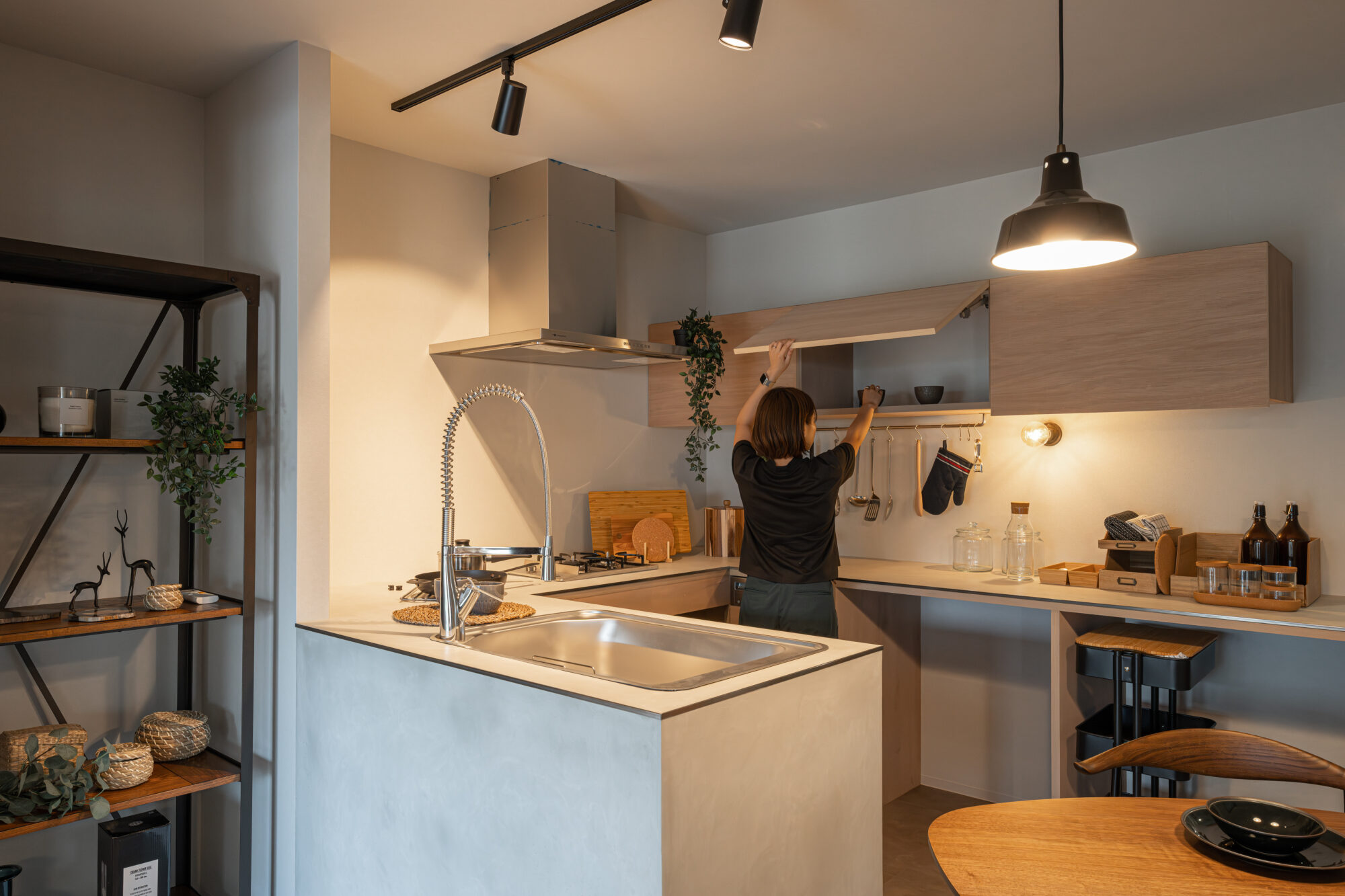 コの字型キッチンでストレスフリーの料理を。