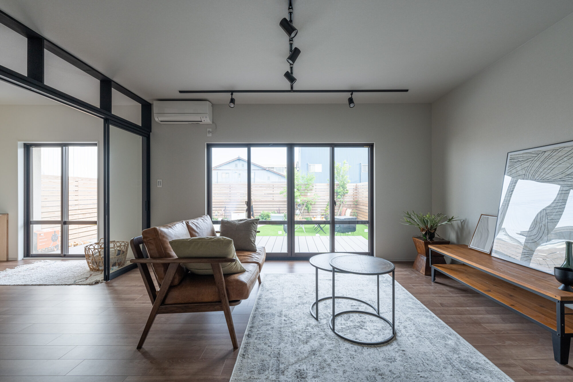 空間と自然光の抜けで開放感を実現