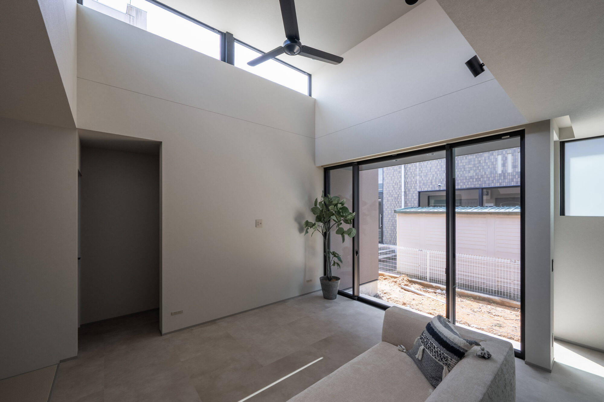 高天井と高窓で叶えた、ホテルライクなLDK