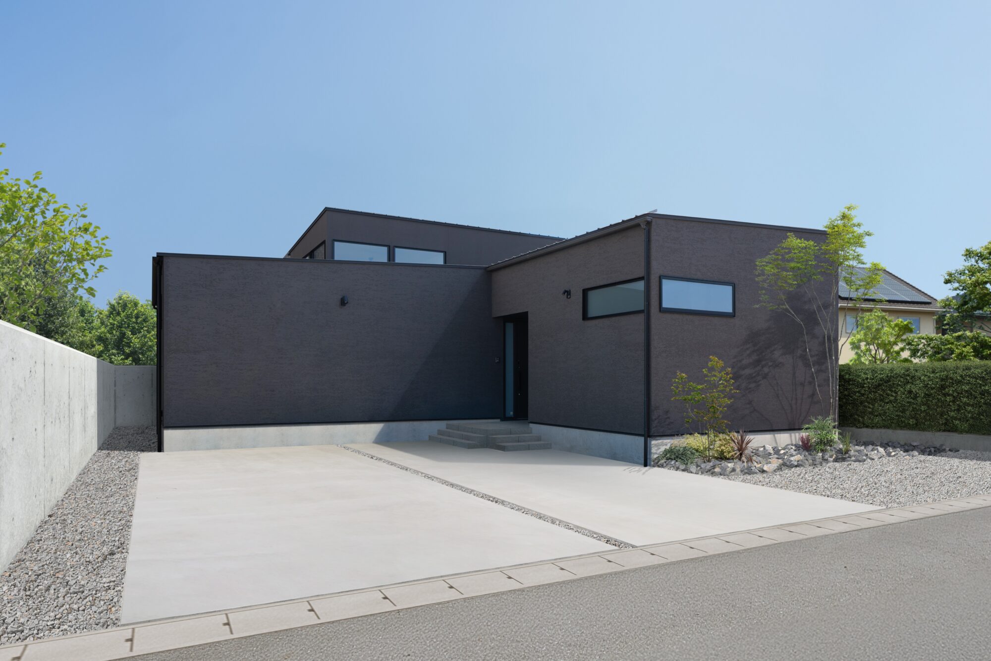 落ち着きと存在感を両立したシンプルな外観