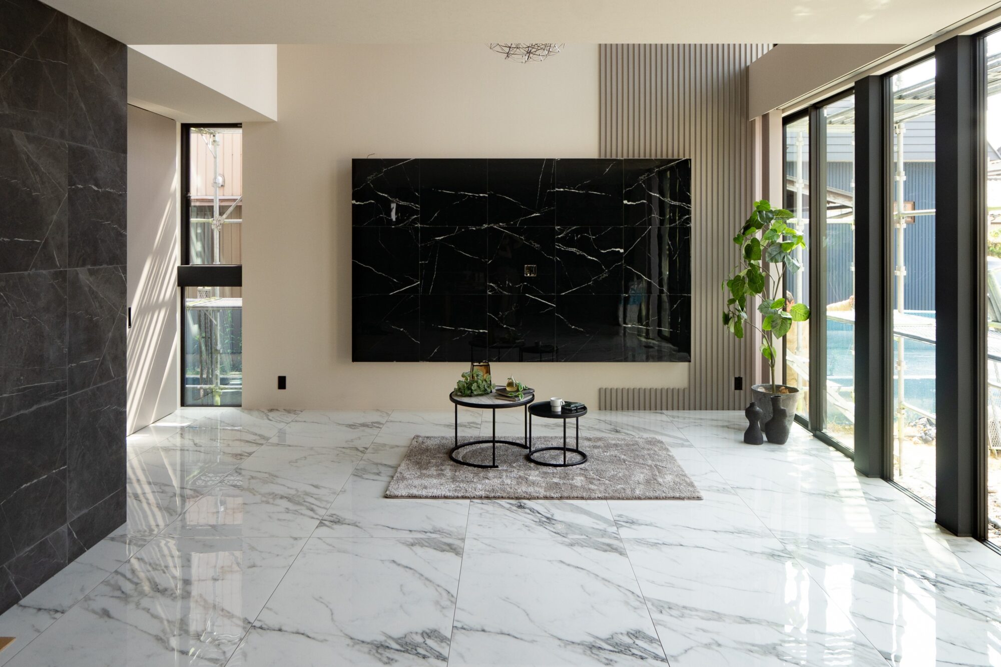 吹き抜けと連続窓が叶える、光と開放感の非日常空間