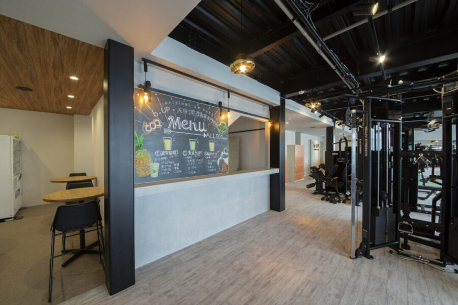 <p>カフェスペース。会員様の憩いをお約束します。</p>
