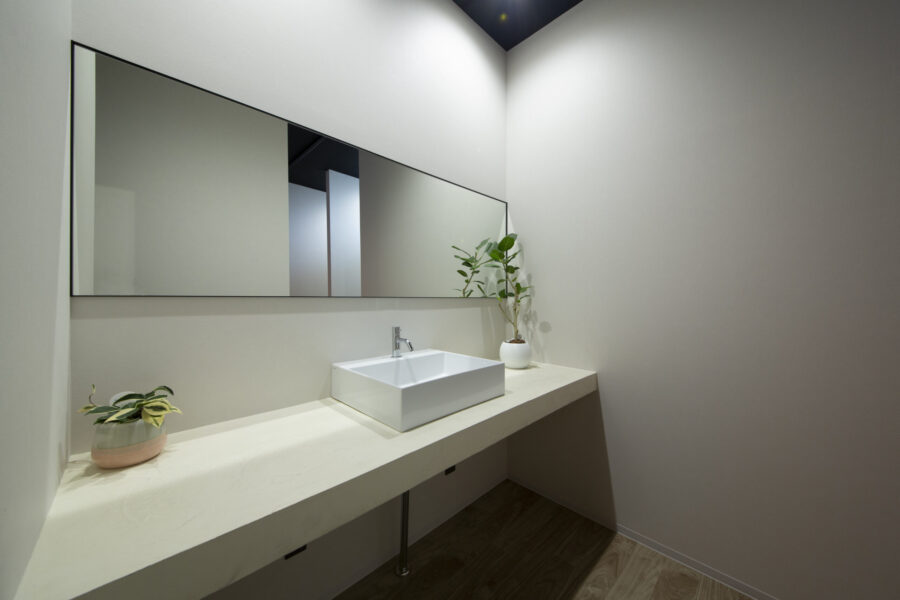 <p>女性更衣室。白を基調とした、清潔感のある空間に。</p>
