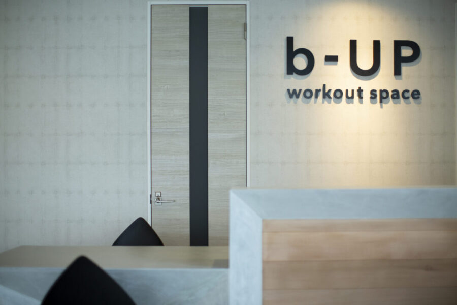 <p>人と視線が集まる場所にお店の名前を。</p>
