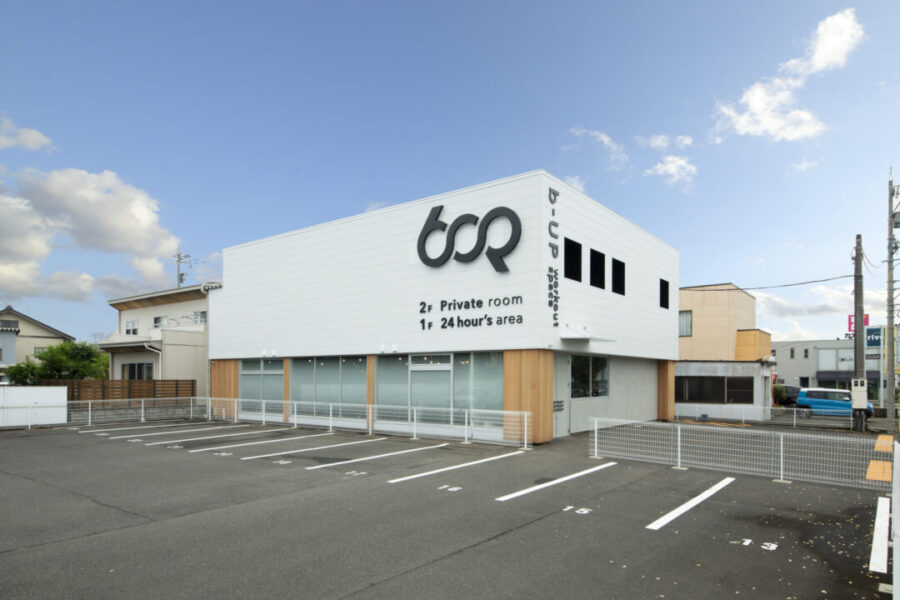 <p>一見すると「ジムっぽくない」外観が、中への期待を膨らませます</p>
