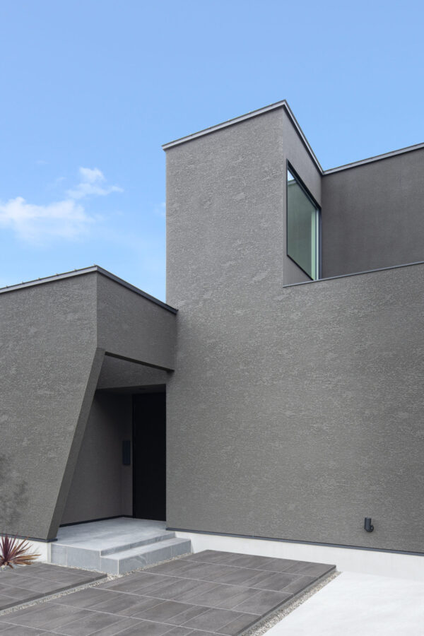 <p>極力窓をなくし、リビング側には建築壁を設置することで、接道側からの視線をシャットアウト。</p>
<p>直線で創り上げた外観が、シンプルでありながらも意匠性と存在感を放ちます。</p>

