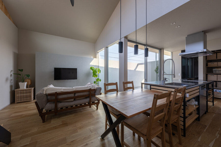 <h3 class="point-caption">中庭の建築壁から続くアクセントウォール</h3>
<p>長い時間を過ごすLDK空間は、高さ関係、窓から見える景色</p>
<p>ものの質感、光など様々な要素を考慮に入れ設計しています。</p>
<p>中庭の建築壁とテレビ裏のアクセントウォールは同素材を使用し、つながりを演出しています。</p>
