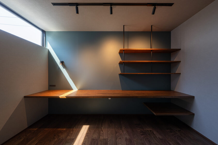 <h3 class="point-caption">ディスプレイ空間を造作した”基地”</h3>
<p>施主様のコレクションを飾れる造作棚が設置された書斎。</p>
<p>完全個室になっているため</p>
<p>家族のライフサイクルに配慮し、仮眠を取ったり作業をする方には</p>
<p>ぜひ参考にしていただきたい間取りです。</p>
