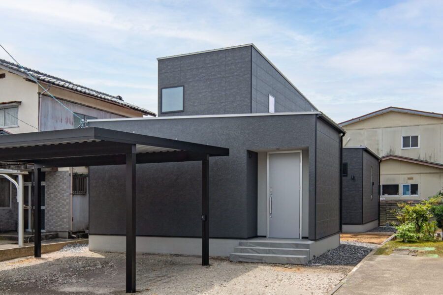 <h3 class="point-caption">塗り壁で継ぎ目のないフロント外壁</h3>
<p>フロント面には、ジョリパットという塗る外壁材が施工されています。</p>
<p>塗り壁なので、サイディングとは違い</p>
<p>継ぎ目がなく色味もバリエーション豊かなので</p>
<p>クラフィットハウスでも人気の外壁材です。</p>
